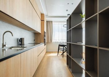 Короткие шторы и избыток декора: вещи, «съедающие» место в квартире
