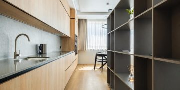 Короткие шторы и избыток декора: вещи, «съедающие» место в квартире