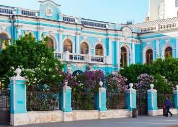 В Москве выставили на торги право арендовать лазурную усадьбу с атлантами