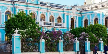 В Москве выставили на торги право арендовать лазурную усадьбу с атлантами