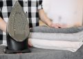 Что лучше — утюг или отпариватель для дома: плюсы и минусы