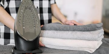 Что лучше — утюг или отпариватель для дома: плюсы и минусы