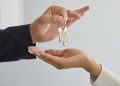 Купил квартиру и не въехал: что делать, если продавец тянет с выездом