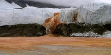 Ученые раскрыли тайну Кровавого водопада в Антарктиде