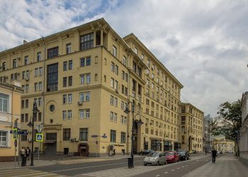 В центре Москвы за ₽7 млн выставили на торги однушку в доме-памятнике
