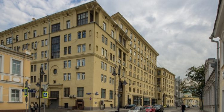 В центре Москвы за ₽7 млн выставили на торги однушку в доме-памятнике
