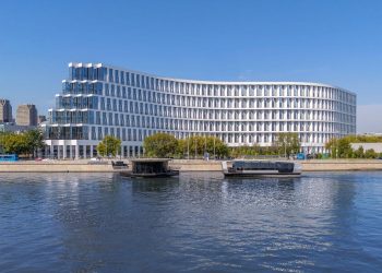 Как первая линия реки и архитектура влияют на стоимость в премиум-классе