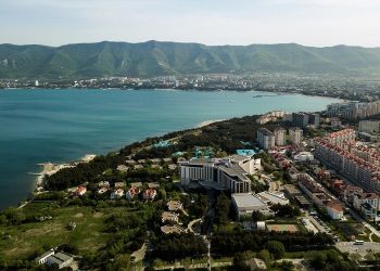 Названа стоимость самого дешевого жилья на популярных курортах России