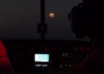 По сети расходится видео солнечного затмения, снятое пилотами самолета