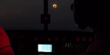 По сети расходится видео солнечного затмения, снятое пилотами самолета
