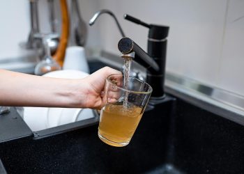 Почему из крана течет ржавая вода, можно ли в ней мыться и что делать