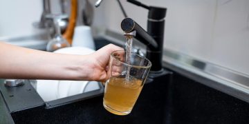 Почему из крана течет ржавая вода, можно ли в ней мыться и что делать