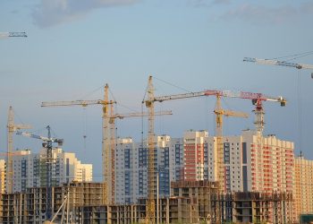 Продажи жилья в новостройках выросли в половине миллионников России
