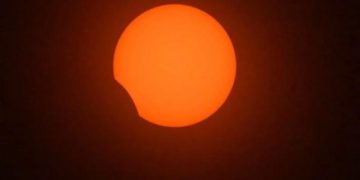Роскосмос показал снятое с борта МКС фото солнечного затмения