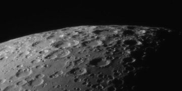 Ступень ракеты SpaceX врезалась в Луну и образовала новый кратер