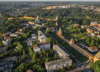 В большинстве крупных городов России в июле аренда квартир подешевела